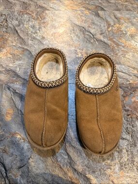 Ugg youth size 4 Tasman